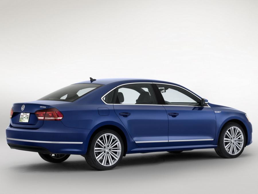  Volkswagen Passat BlueMotion Concept 2014 года  (фото 2 из 7)